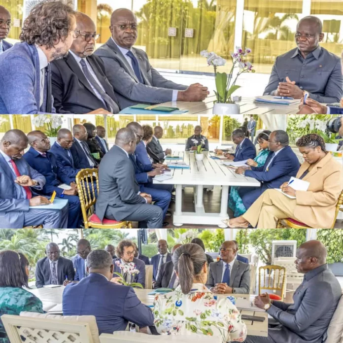 Le président Oligui Nguema, entouré des ministres de la Justice et de la Communication, s'entretient avec la délégation de RSF et des patrons de presse.