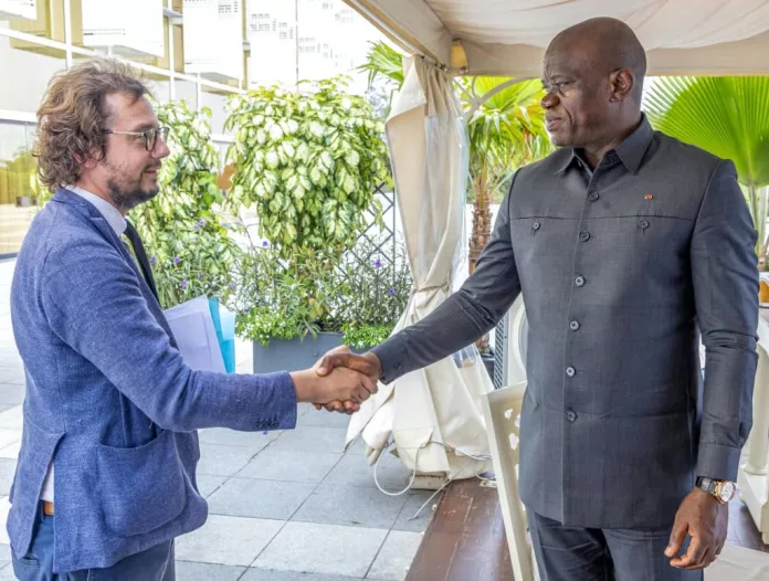 Thibaut Bruttin, Directeur général de RSF avec le président gabonais Brice Clotaire Oligui Nguéma, le 9 septembre à Libreville.