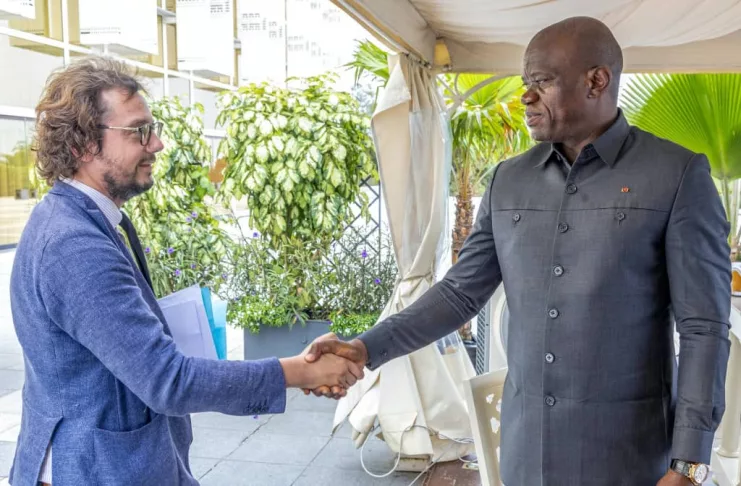 Thibaut Bruttin, Directeur général de RSF avec le président gabonais Brice Clotaire Oligui Nguéma, le 9 septembre à Libreville.