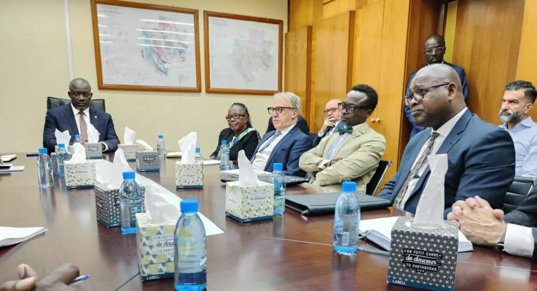 Séance de travail avec la délégation de cinq entreprises québécoises en vue de futurs projets dans le secteur minier.