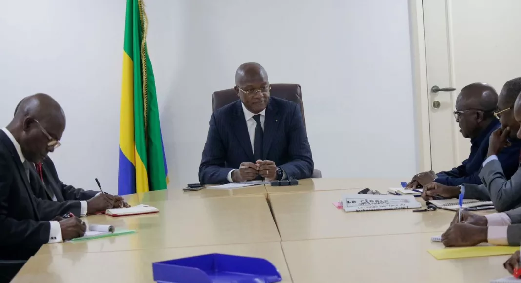 Le ministre de la Communication et des Médias et les membres de TDG lors de leur rencontre ce mercredi.