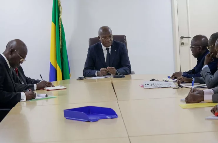 Le ministre de la Communication et des Médias et les membres de TDG lors de leur rencontre ce mercredi.
