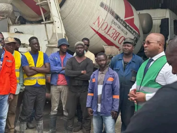 Le ministre du Travail aux côtés des employés de Jad Béton, lors de sa visite d’inspection du 11 septembre 2025.