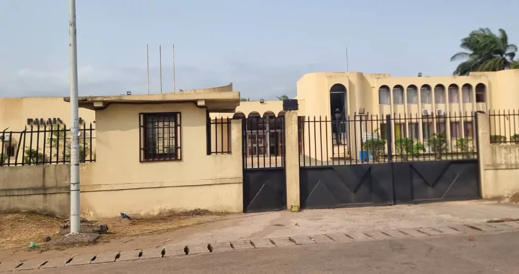 Le palais de justice de Port-Gentil au cœur d'un scandale de 100 millions de francs CFA qui éclaire les failles et les dérives d'un système censé être le garant de la loi.