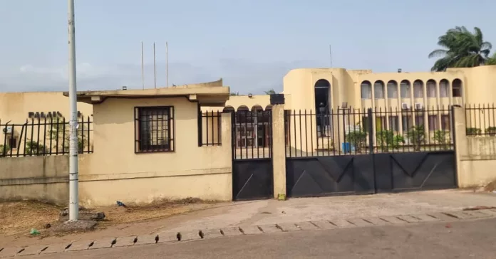 Le palais de justice de Port-Gentil au cœur d'un scandale de 100 millions de francs CFA qui éclaire les failles et les dérives d'un système censé être le garant de la loi.