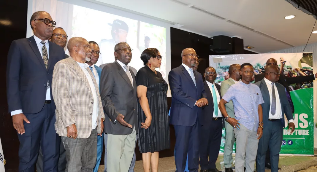 Alain Claude Bilie By Nze, président d'Ensemble pour le Gabon (EPG), entouré des candidats de sa formation politique.