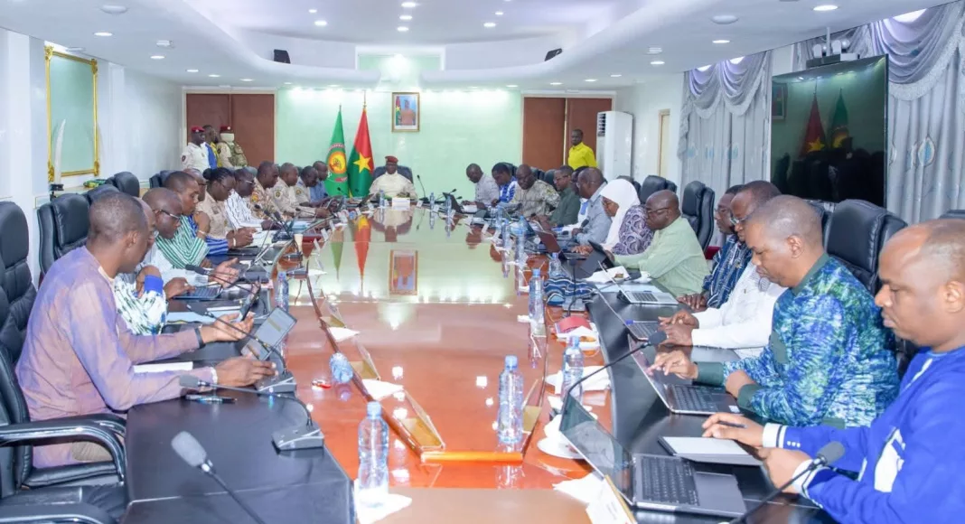 C'est en Conseil des ministres, le 11 septembre, sous la présidence du capitaine Ibrahim Traoré, qu'a été actée la réduction des jours fériés. Une stratégie audacieuse pour la croissance, qui pourrait servir de modèle au Gabon.