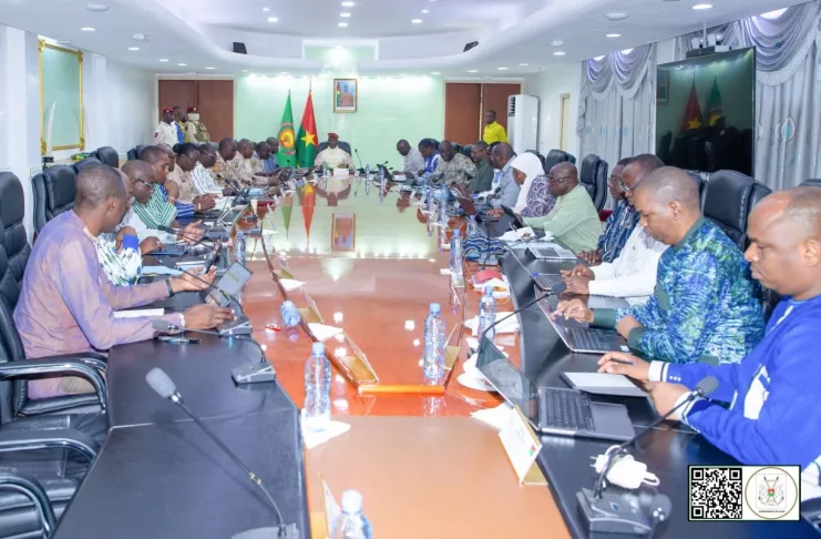 C'est en Conseil des ministres, le 11 septembre, sous la présidence du capitaine Ibrahim Traoré, qu'a été actée la réduction des jours fériés. Une stratégie audacieuse pour la croissance, qui pourrait servir de modèle au Gabon.