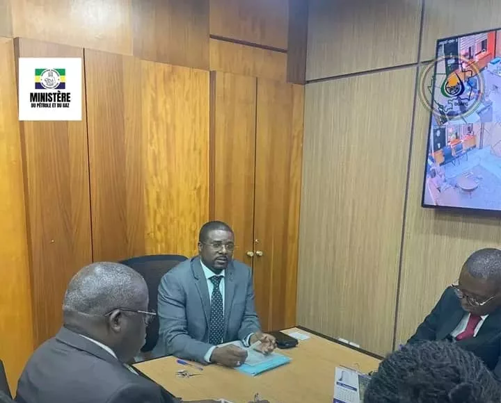 Séance de travail entre le directeur général de l'aval pétrolier et gazier, le directeur général de la sogatra et le directeur général de Trans'Urb.