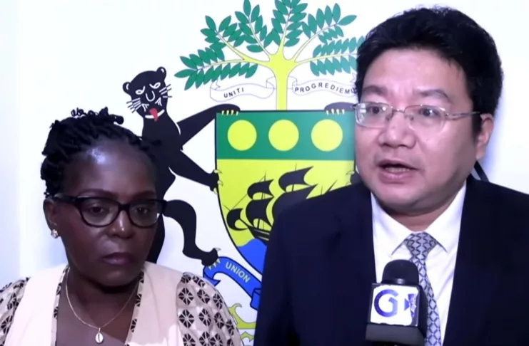 Armande Longo Moulengui et Zhou Ping répondant aux questions des journalistes.