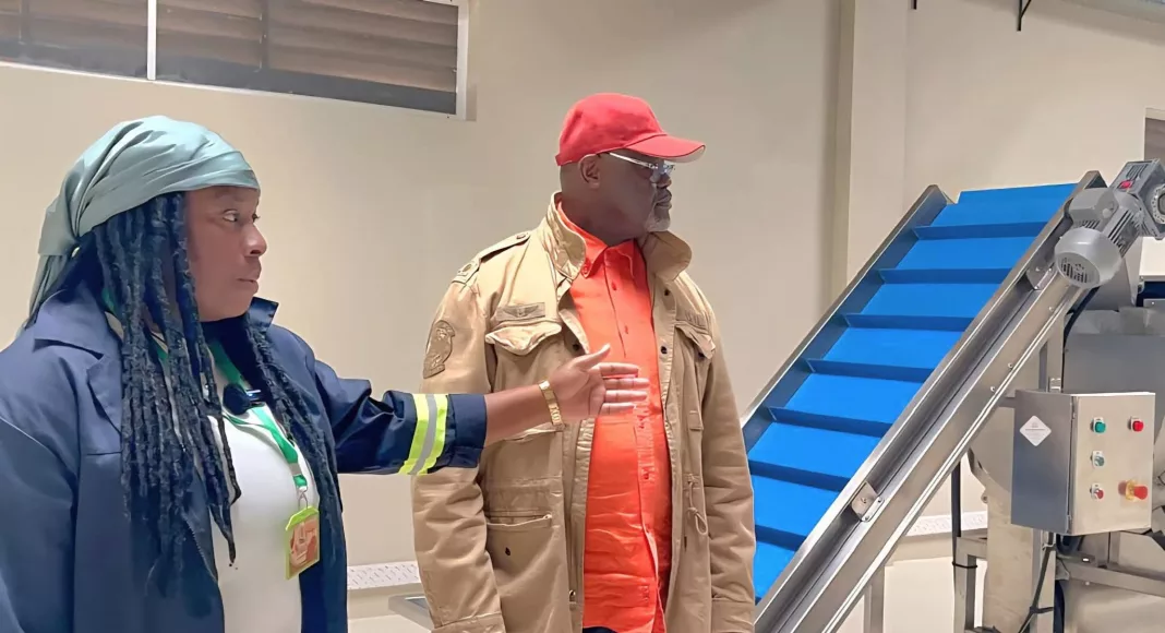 Hervé Patrick Opiangha signe son grand retour public en inaugurant une usine ultra moderne de fabrication de chips.