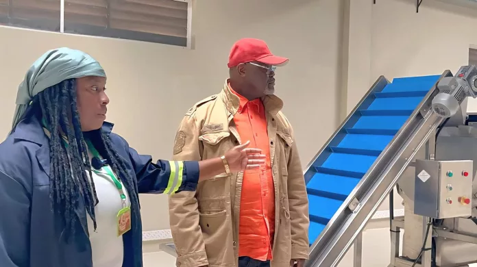 Hervé Patrick Opiangha signe son grand retour public en inaugurant une usine ultra moderne de fabrication de chips.