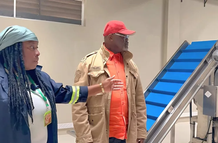 Hervé Patrick Opiangha signe son grand retour public en inaugurant une usine ultra moderne de fabrication de chips.