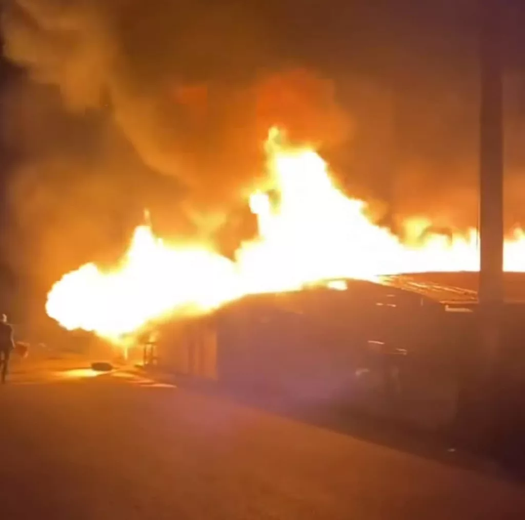 A Nzeng-Ayong un violent incendie révèle les carences des pompiers 2 A Nzeng-Ayong un violent incendie révèle les carences des pompiers