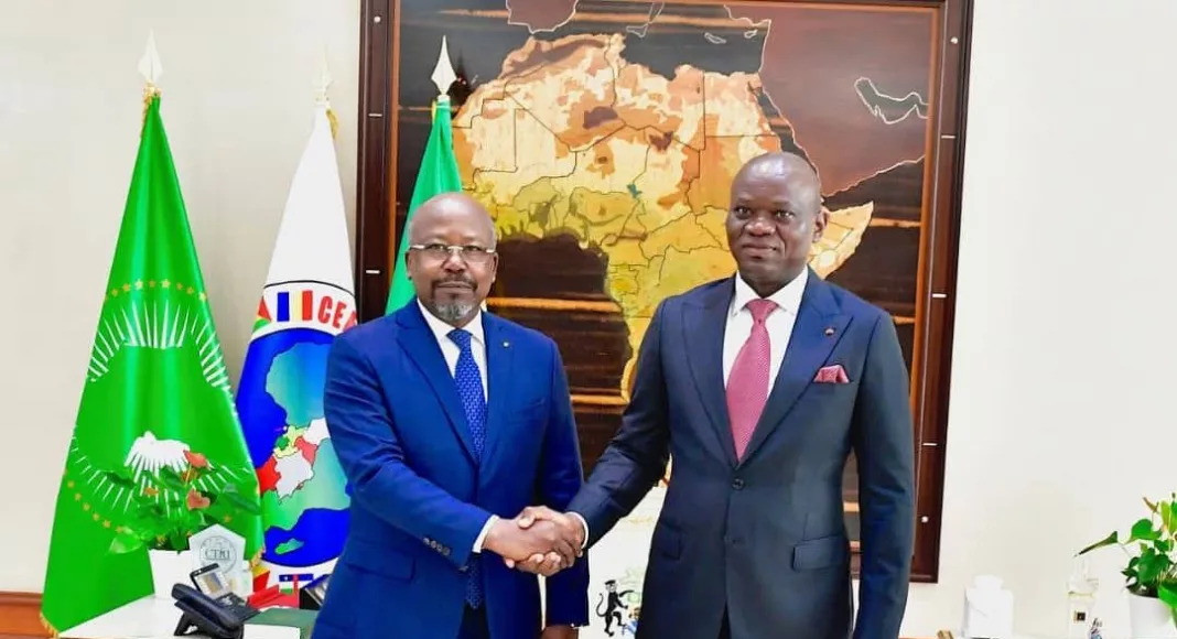 Pour apaiser les tensions, le chef de l'État, Brice Clotaire Oligui Nguema, a rencontré le président d'Ensemble pour le Gabon, Alain-Claude Bilie-By-Nze. Un dialogue perçu comme un signe de maturité politique.