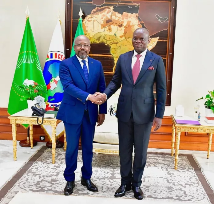 Pour apaiser les tensions, le chef de l'État, Brice Clotaire Oligui Nguema, a rencontré le président d'Ensemble pour le Gabon, Alain-Claude Bilie-By-Nze. Un dialogue perçu comme un signe de maturité politique.