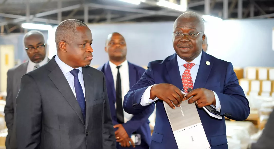 Le Ministre de l’Intérieur supervise personnellement la préparation du matériel électoral.