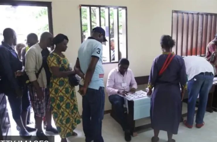 La forte affluence attendue lors des prochaines élections a poussé le gouvernement à ajuster le parcours des électeurs dans les bureaux de vote les plus fréquentés.