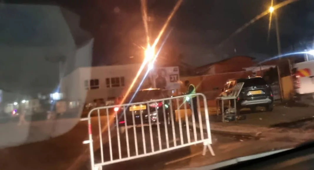 Un point de contrôle installé dans un carrefour du quartier dans la nuit du 20 septembre.