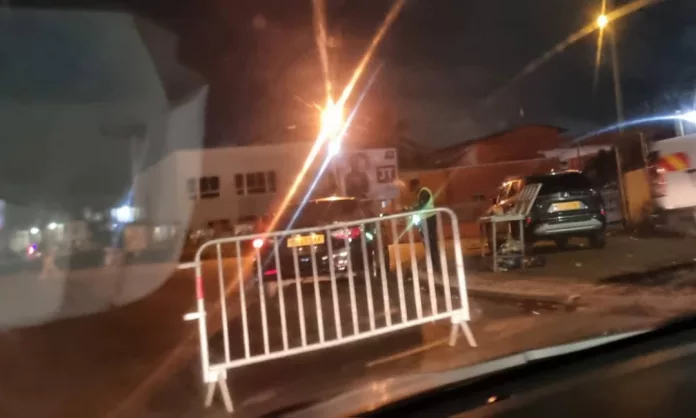 Un point de contrôle installé dans un carrefour du quartier dans la nuit du 20 septembre.