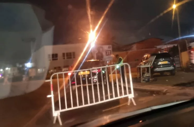 Un point de contrôle installé dans un carrefour du quartier dans la nuit du 20 septembre.