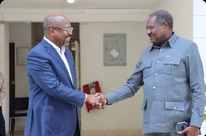 Alain-Claude Bilie-By-Nze et le Représentant de l'Onu, Abdou Abarry. Les deux hommes ont échangé sur les préoccupations liées aux élections législatives et locales en cours au Gabon.