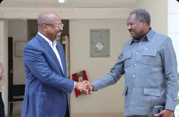 Alain-Claude Bilie-By-Nze et le Représentant de l'Onu, Abdou Abarry. Les deux hommes ont échangé sur les préoccupations liées aux élections législatives et locales en cours au Gabon.