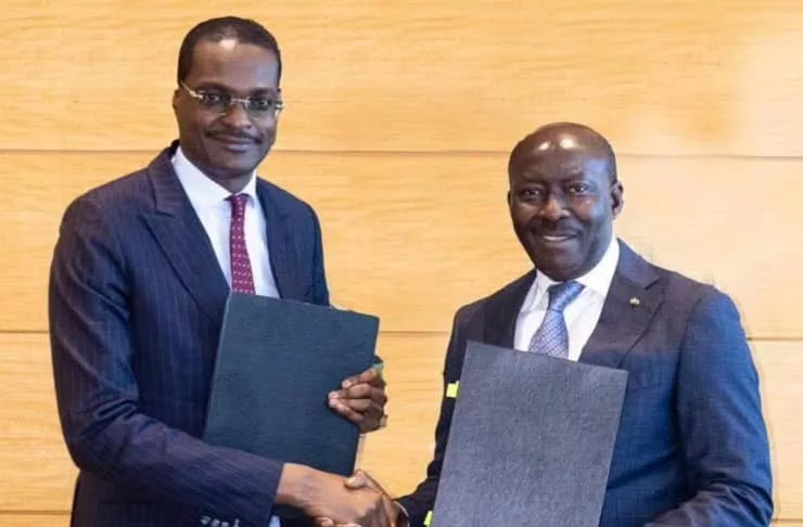 Le ministre de l'Économie et des Finances, Henri-Claude Oyima (droite), et un dirigeant d'Afreximbank concrétisent un accord de financement de 3 milliards de dollars. Cet engagement majeur vise à soutenir les investissements prioritaires.