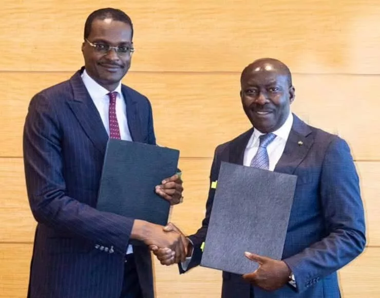 Le ministre de l'Économie et des Finances, Henri-Claude Oyima (droite), et un dirigeant d'Afreximbank concrétisent un accord de financement de 3 milliards de dollars. Cet engagement majeur vise à soutenir les investissements prioritaires.
