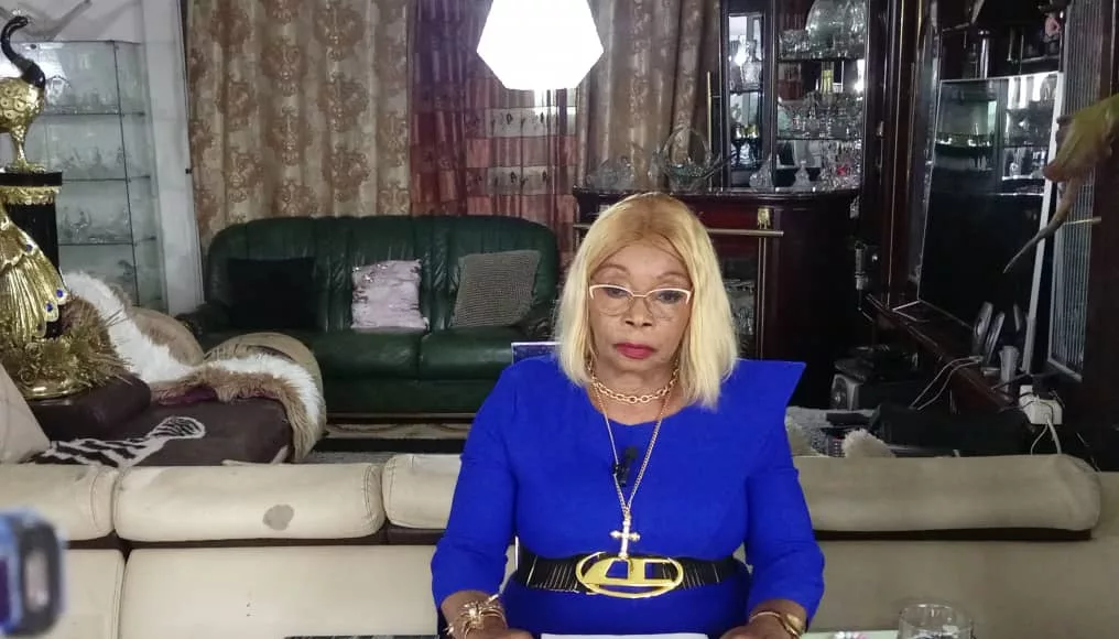 Marinette Meyie Ella lors de sa prise de parole publique, défendant la dignité du peuple gabonais.