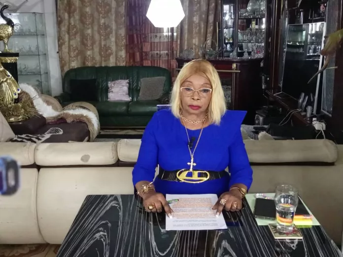 Marinette Meyie Ella lors de sa prise de parole publique, défendant la dignité du peuple gabonais.