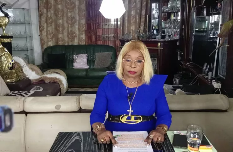 Marinette Meyie Ella lors de sa prise de parole publique, défendant la dignité du peuple gabonais.
