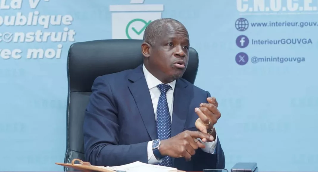 Le ministre de l'Intérieur, Hermann Immongault, présidant la réunion de la CNOCER pour finaliser les préparatifs des élections, le 22 septembre 2025.