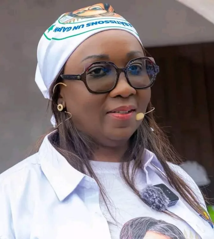 Marcelle Ibingha Epse Itsitsa, en pleine campagne de proximité dans les quartiers du 1er arrondissement de Mouila.
