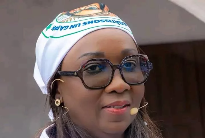 Marcelle Ibingha Epse Itsitsa, en pleine campagne de proximité dans les quartiers du 1er arrondissement de Mouila.