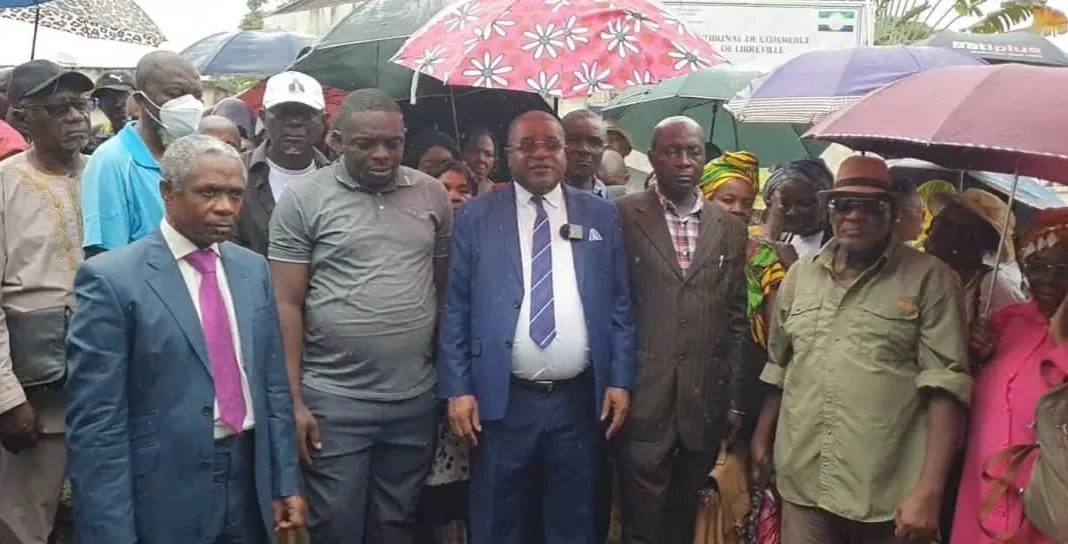 Emmanuel Mve MBA s’adresse aux épargnants au siège, appelant à la patience après le report de l’audience contre plusieurs banques.