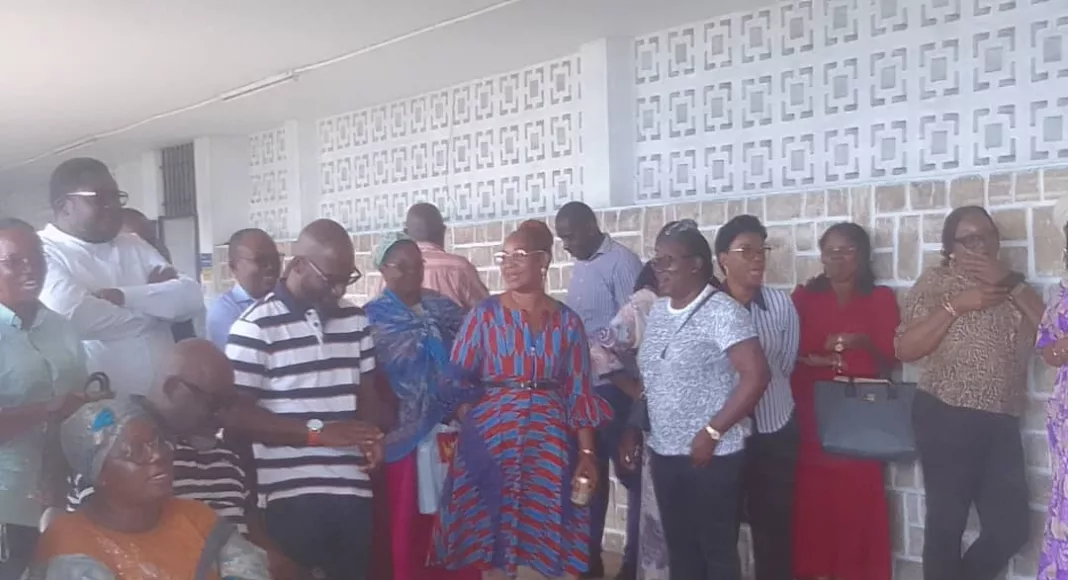 Les postiers et postières attentifs à l'allocution du secrétaire général lors de l'assemblée générale extraordinaire du 23 septembre 2025.