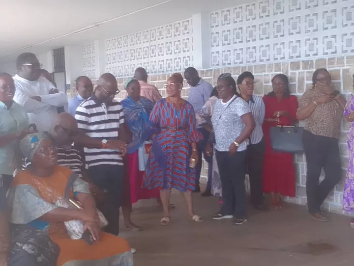 Les postiers et postières attentifs à l'allocution du secrétaire général lors de l'assemblée générale extraordinaire du 23 septembre 2025.