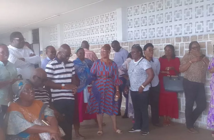 Les postiers et postières attentifs à l'allocution du secrétaire général lors de l'assemblée générale extraordinaire du 23 septembre 2025.