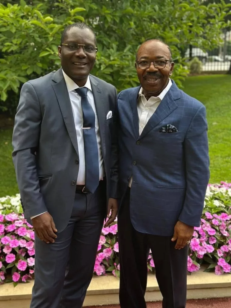 Ali Bongo Ondimba(droite) et Ali Akbar, leur soutien est considéré comme un fardeau plutôt qu'un atout.