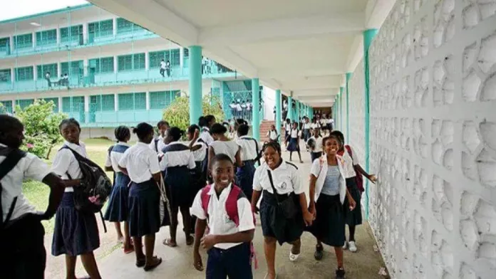 Le ministère de l'Éducation nationale ordonne la mise à disposition des salles de classe pour les élections, les ecoles resteront fermées aux élèves le vendredi.