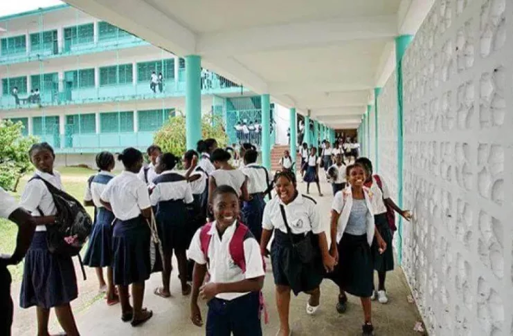 Le ministère de l'Éducation nationale ordonne la mise à disposition des salles de classe pour les élections, les ecoles resteront fermées aux élèves le vendredi.