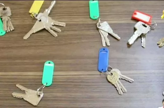 Les clés des habitations construites à Bikélé Nzong pour accueillir les familles déguerpies.