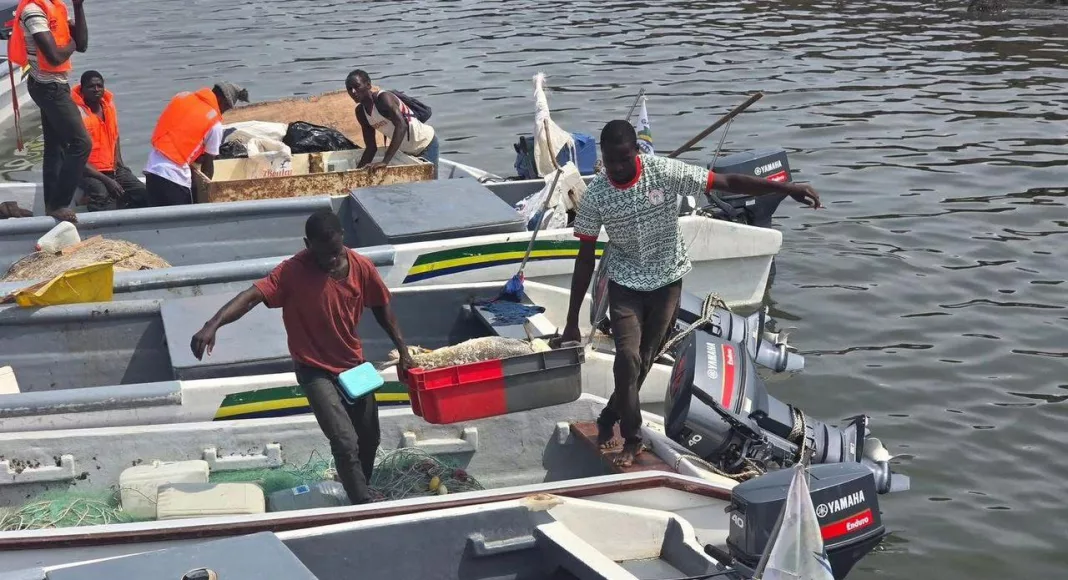 Les pêcheurs artisanaux débarquent leur prise du jour.