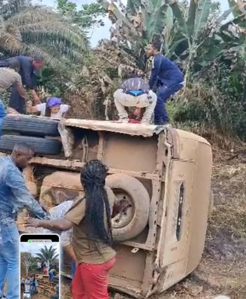 Les survivants du l'accident qui se font sortir du bus.