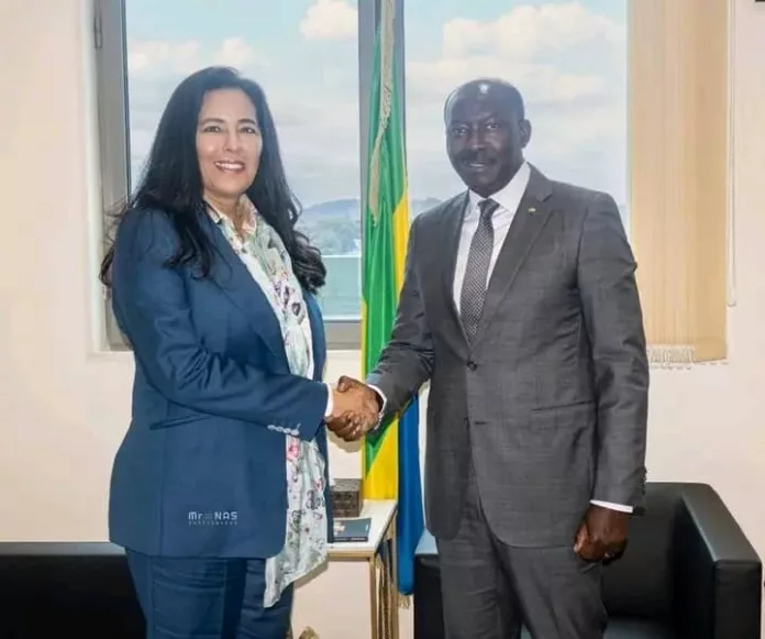 Le ministre de l’Économie, Henri-Claude Oyima, et la Directrice régionale de la SFI, Dalhia Khalifa, se saluant lors de leur rencontre à Libreville, le 25 septembre 2025.