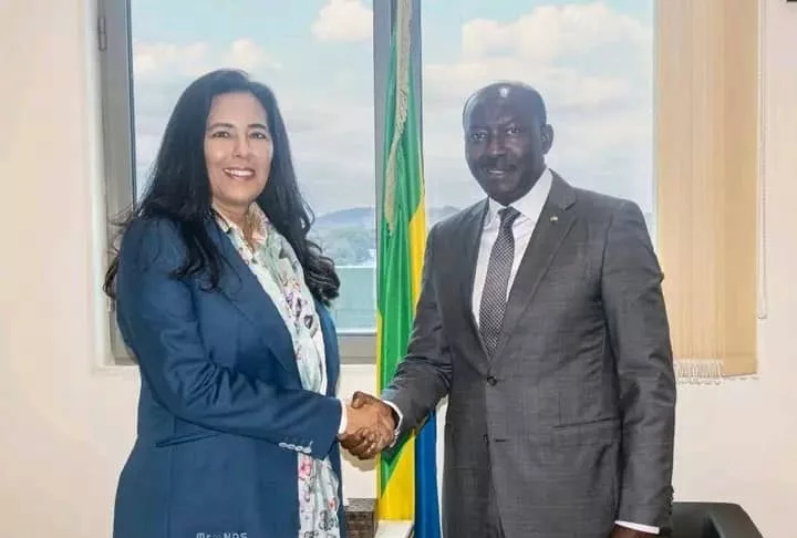 Le ministre de l’Économie, Henri-Claude Oyima, et la Directrice régionale de la SFI, Dalhia Khalifa, se saluant lors de leur rencontre à Libreville, le 25 septembre 2025.