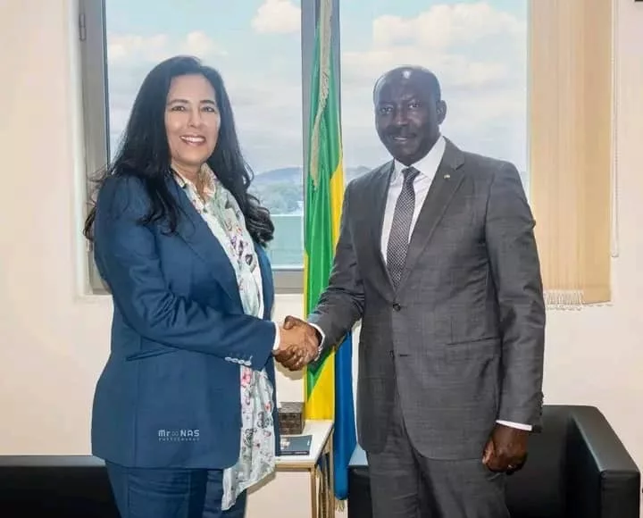 Le ministre de l’Économie, Henri-Claude Oyima, et la Directrice régionale de la SFI, Dalhia Khalifa, se saluant lors de leur rencontre à Libreville, le 25 septembre 2025.