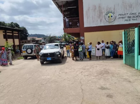 Le centre de vote de Dragages, le plus grand du 2e siège du 6e arrondissement de Libreville, a été le théâtre de vives tensions durant la journée du samedi 27 septembre.