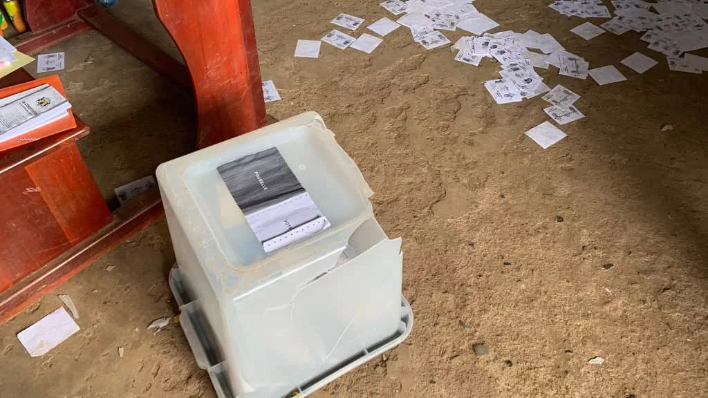 Urne endommagées à Essassa, symbole des irrégularités dénoncées pendant le scrutin.